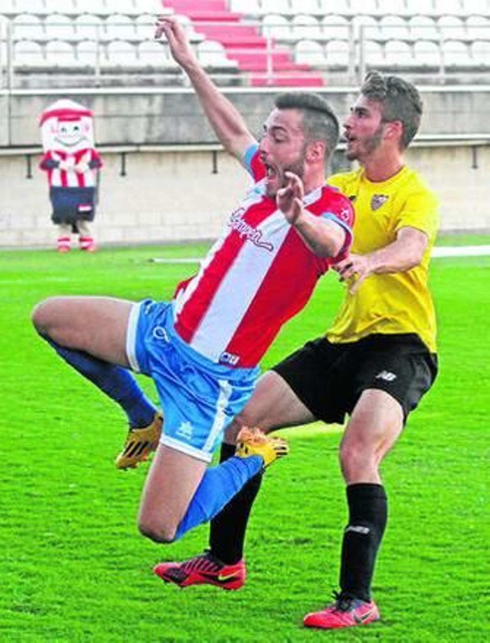 David Camps se queja de la entrada de un jugador del Sevilla C.