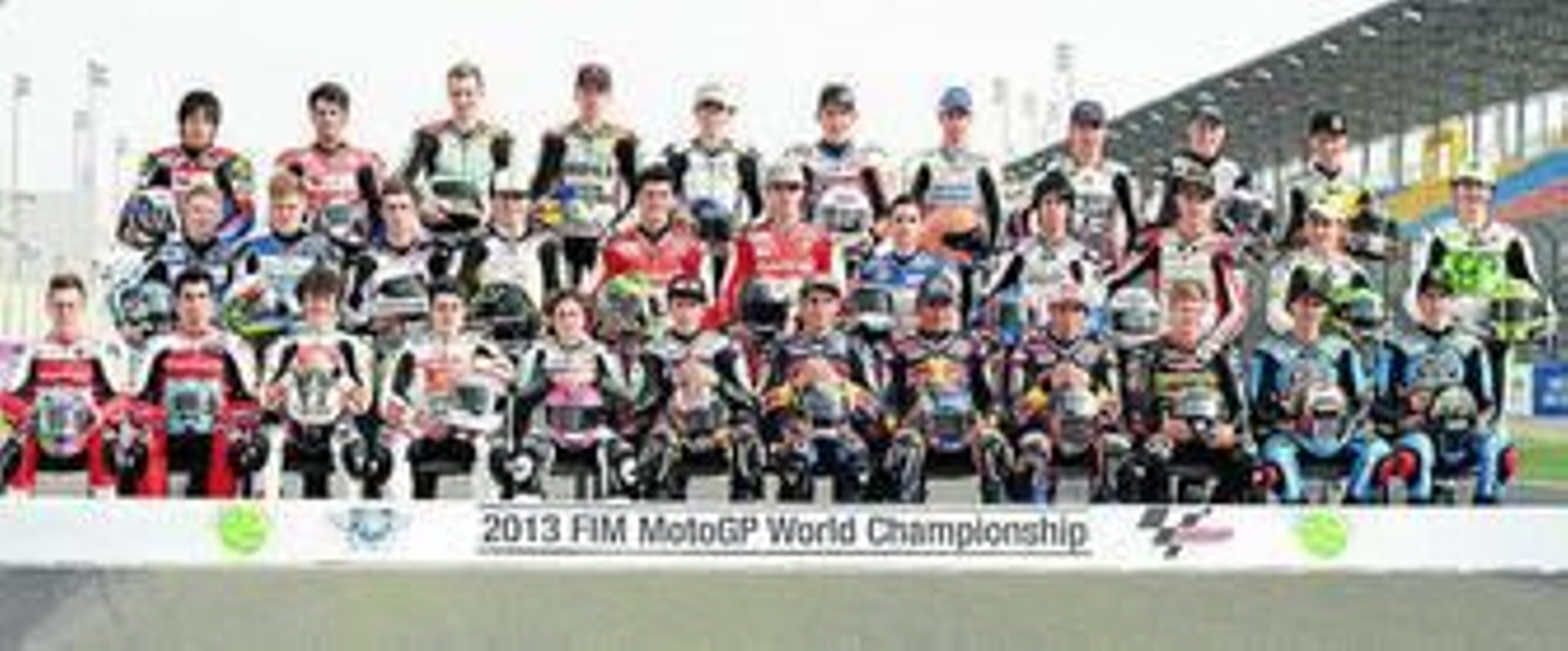 Los pilotos de Moto3 posan en la foto oficial de la temporada en el circuito de Losail.
