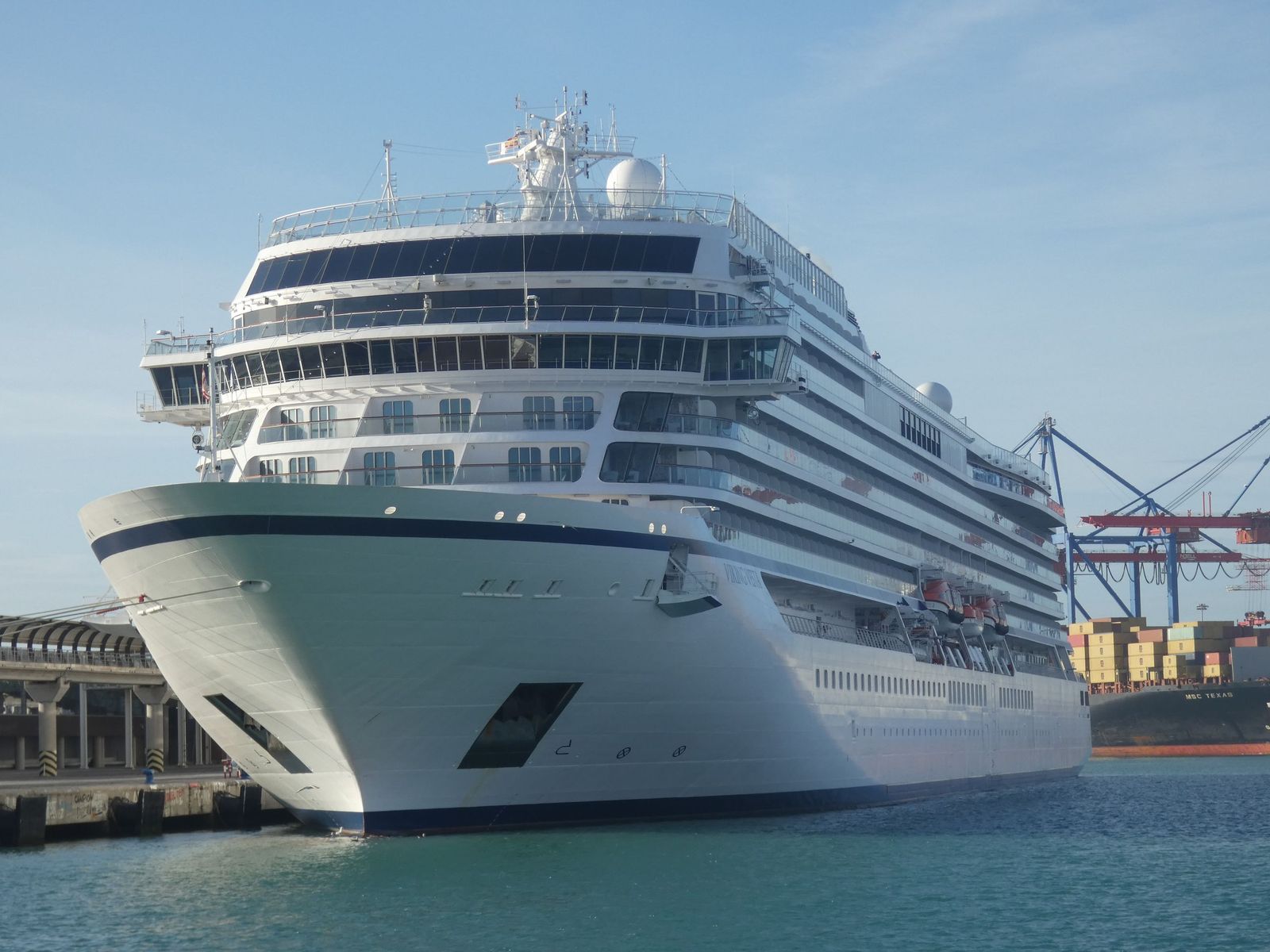 El buque de crucero 'Viking Vesta' ha sido el primero de los tres barcos de turistas que visitará Málaga durante el mes de febrero.