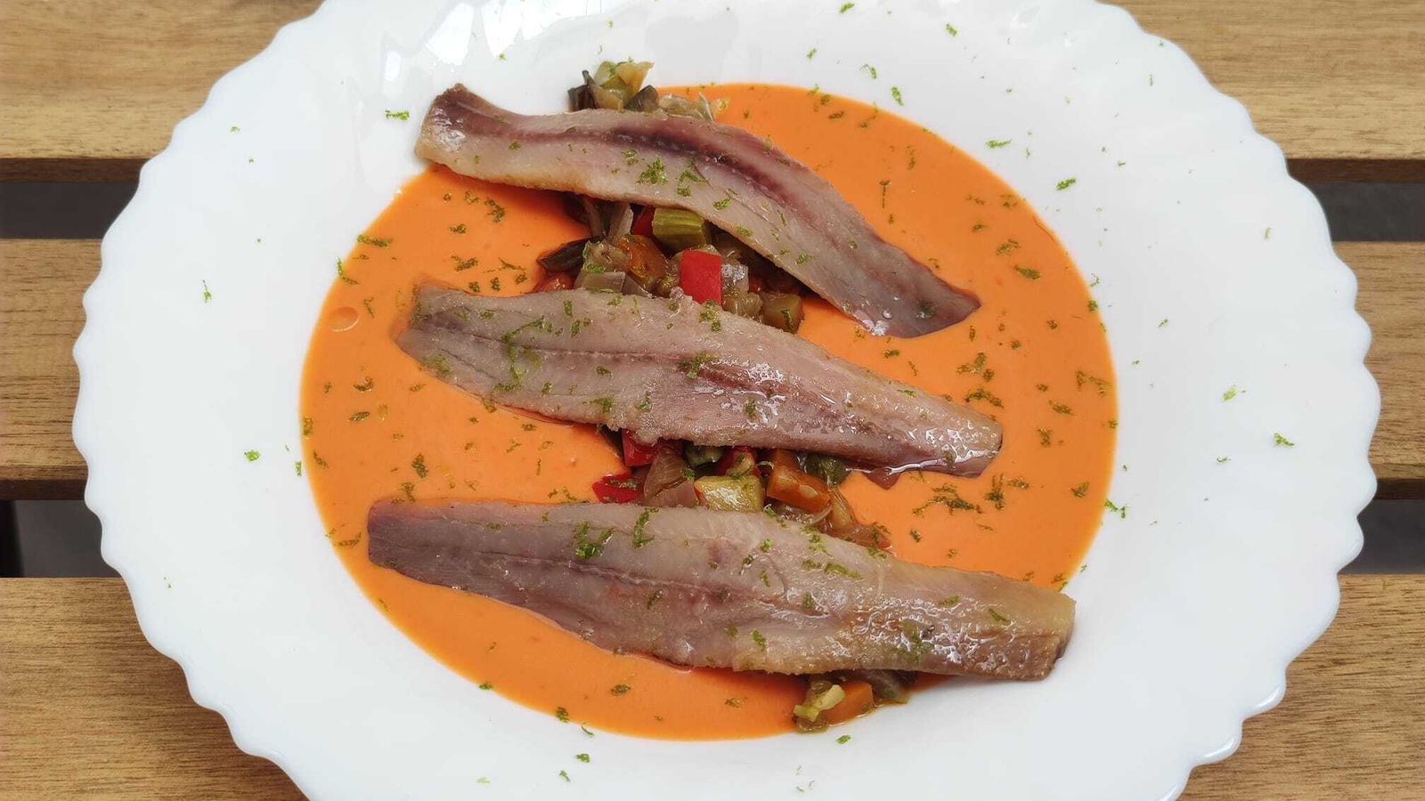Salmorejo con sardinas