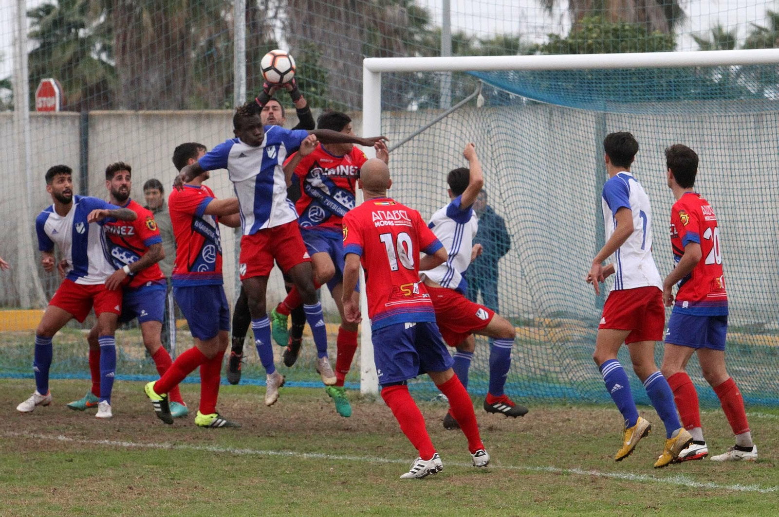 Ejike Ikwu, en un partido con el Atlético Onubense.