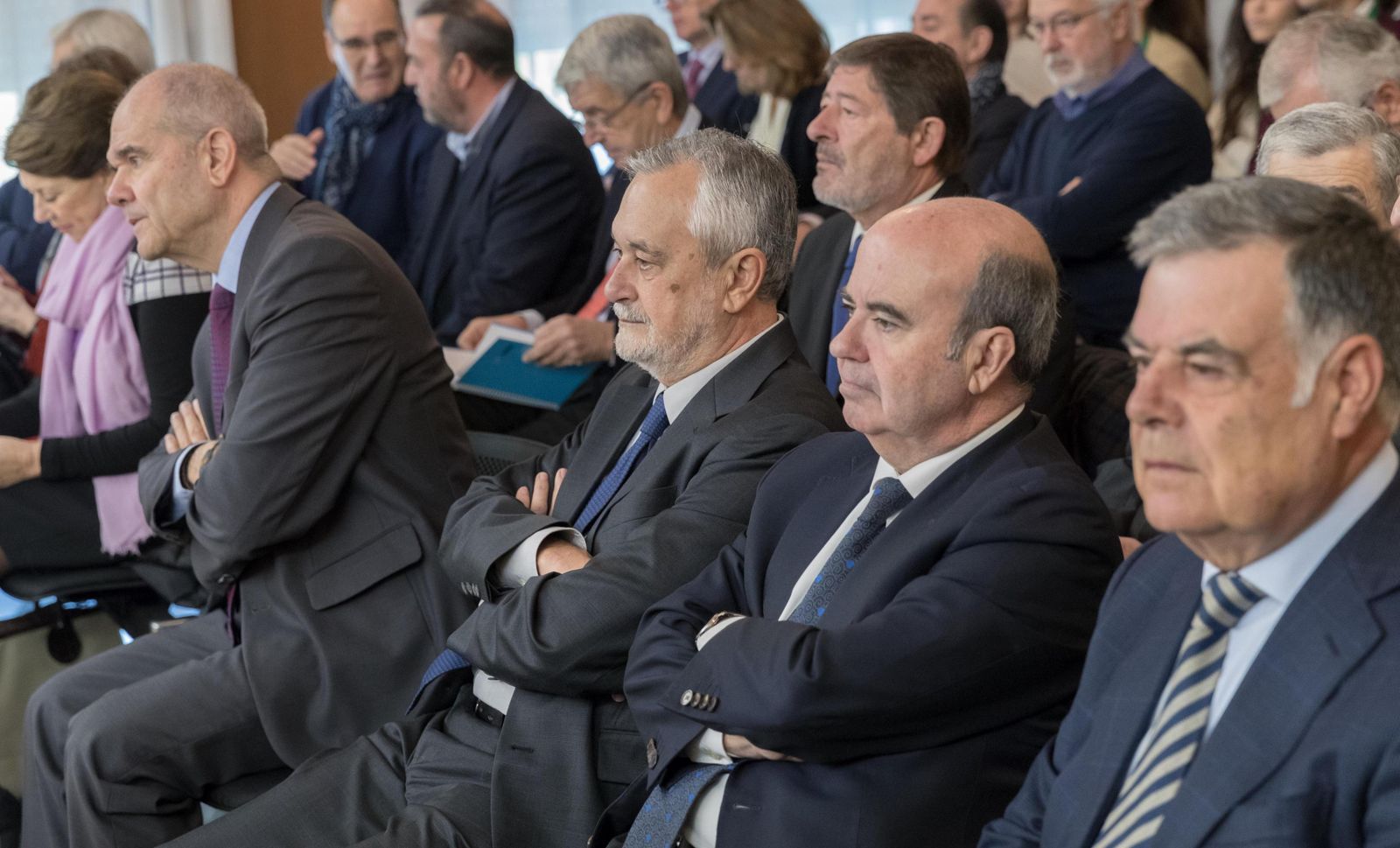Los ex presidentes Chaves y Griñán junto a otros ex consejeros de los Gobiernos andaluces, en el juicio.