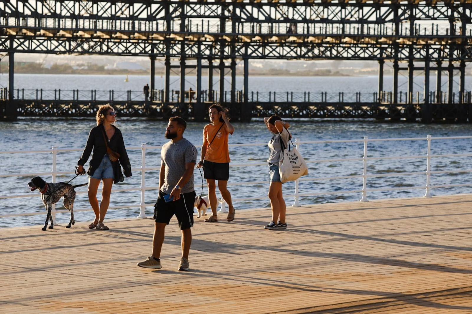 Ambiente en el Paseo de la Ría.
