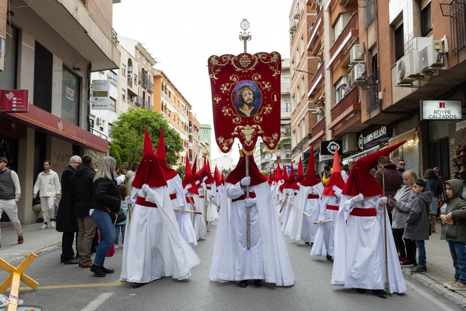 La temida lluvia impide el desarrollo normal de este Martes Santo