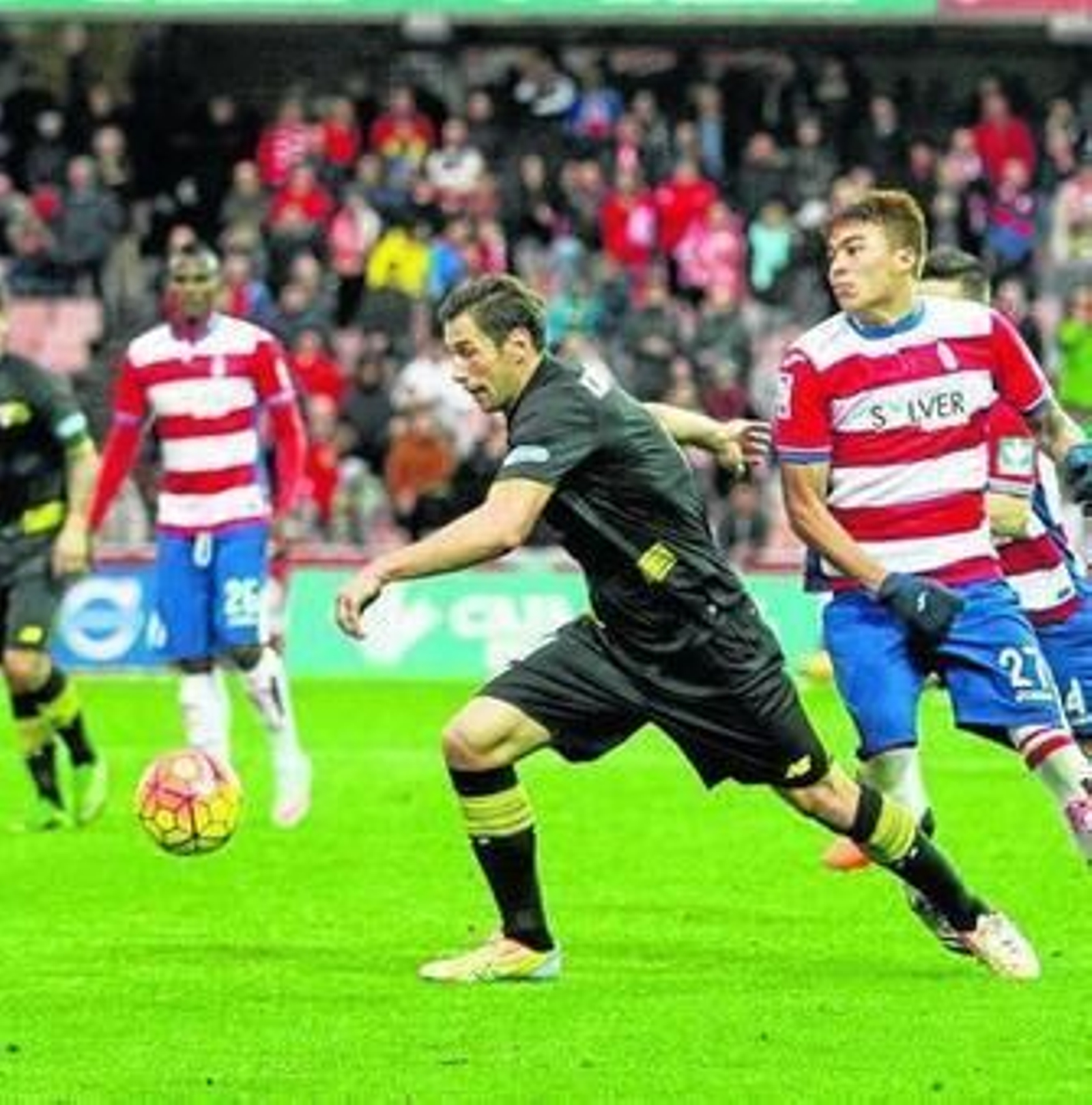 Krychowiak arranca ante Peñaranda.