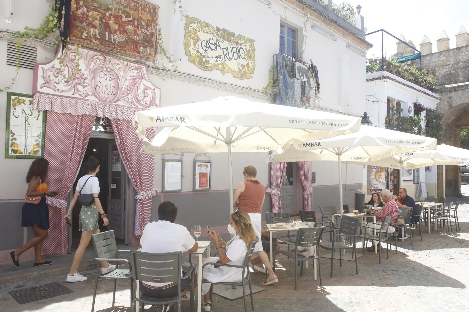 El decorado y el ambiente de Feria en el Centro de Córdoba y la Judería, en fotografías