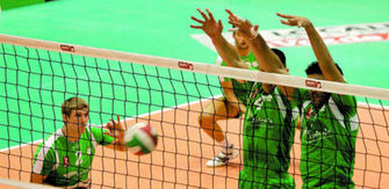 Hotulevs y Olteanu bloquean un remate rival. Ambos jugadores volvieron a resultar fundamentales en la victoria almeriense.