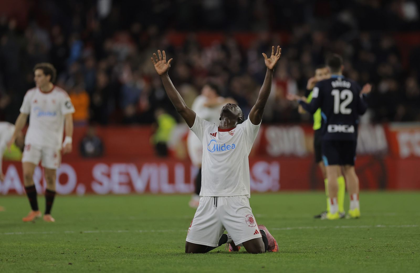 Akor Adams, con Manu Bueno al fondo, celebra el triunfo al final del partido.