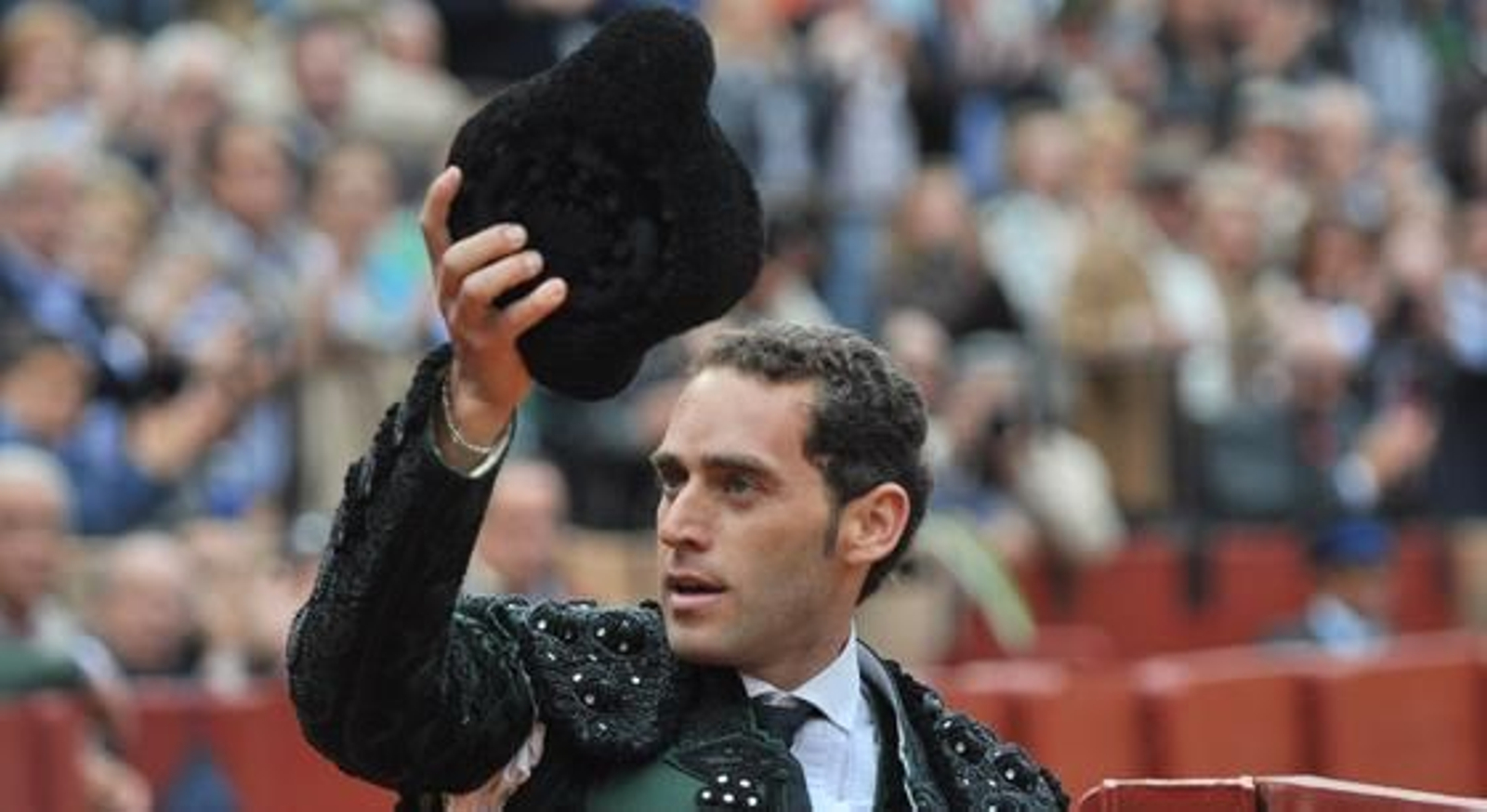 El banderillero brinda al público su faena.

Foto: Manuel Gómez
