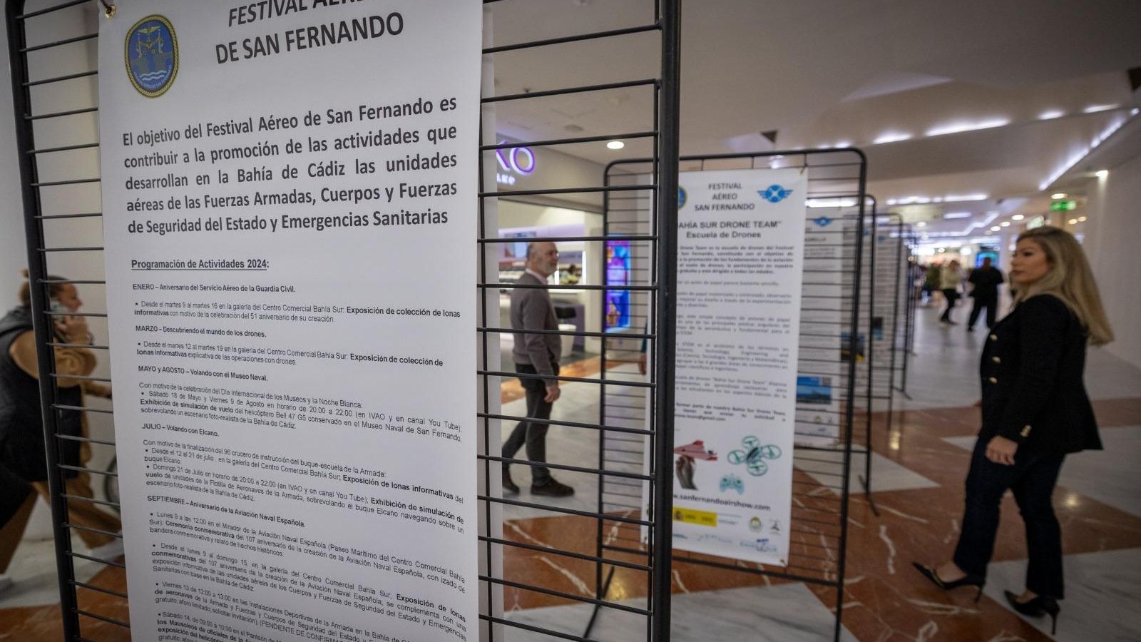 Exposición del Festival Aéreo de San Fernando en las galerías comerciales de Bahía Sur.