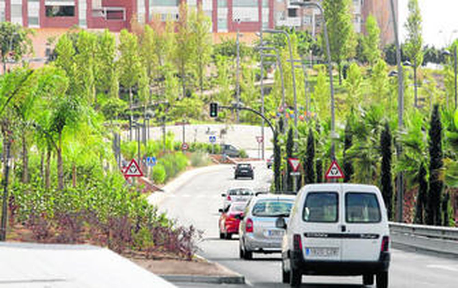 Bulevar de la N-340, que conduce hasta el cementerio más grande de Almería, engalanado para el Día de Todos los Santos.