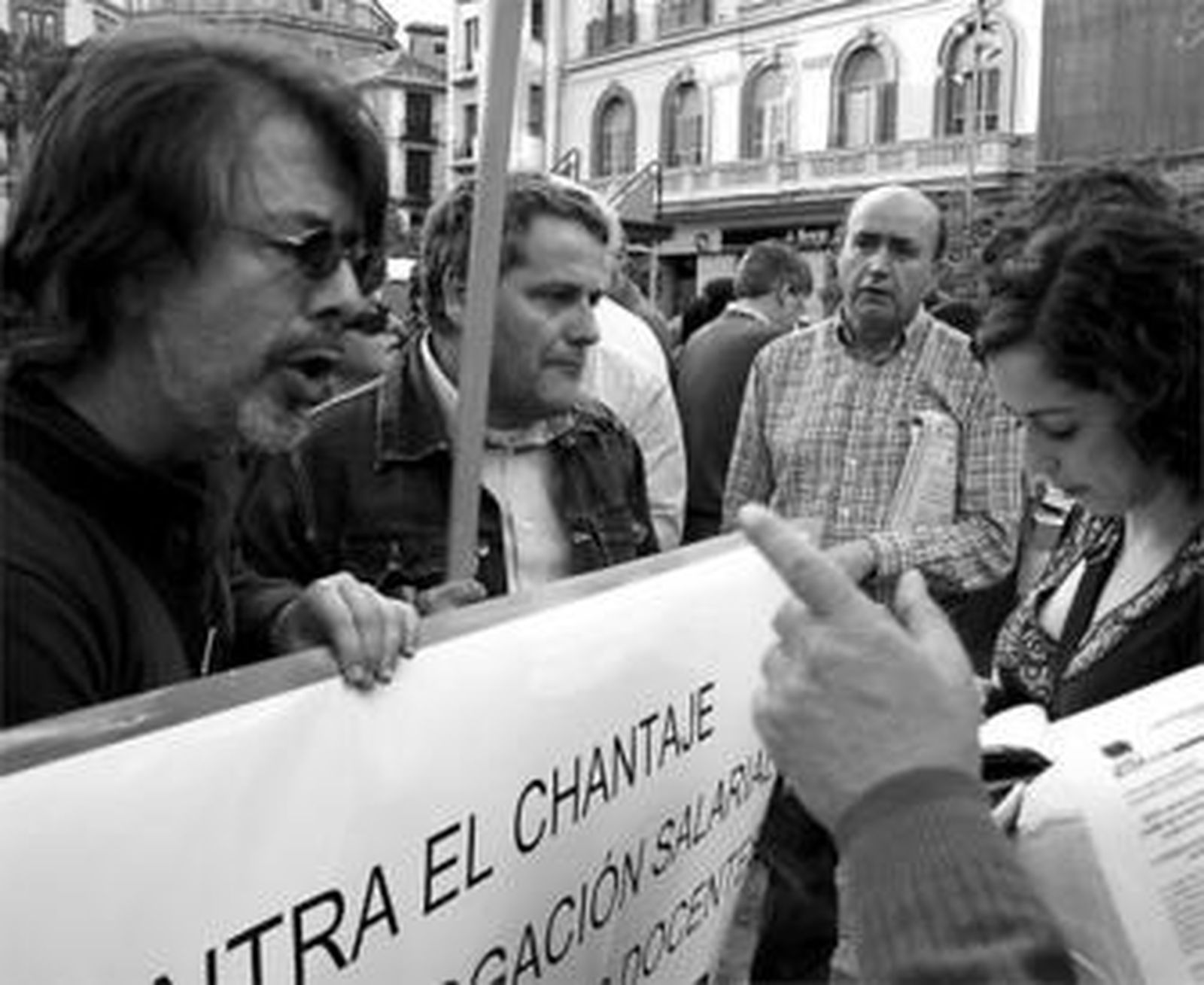 Varios manifestantes, ayer, en la Plaza de la Constitución.