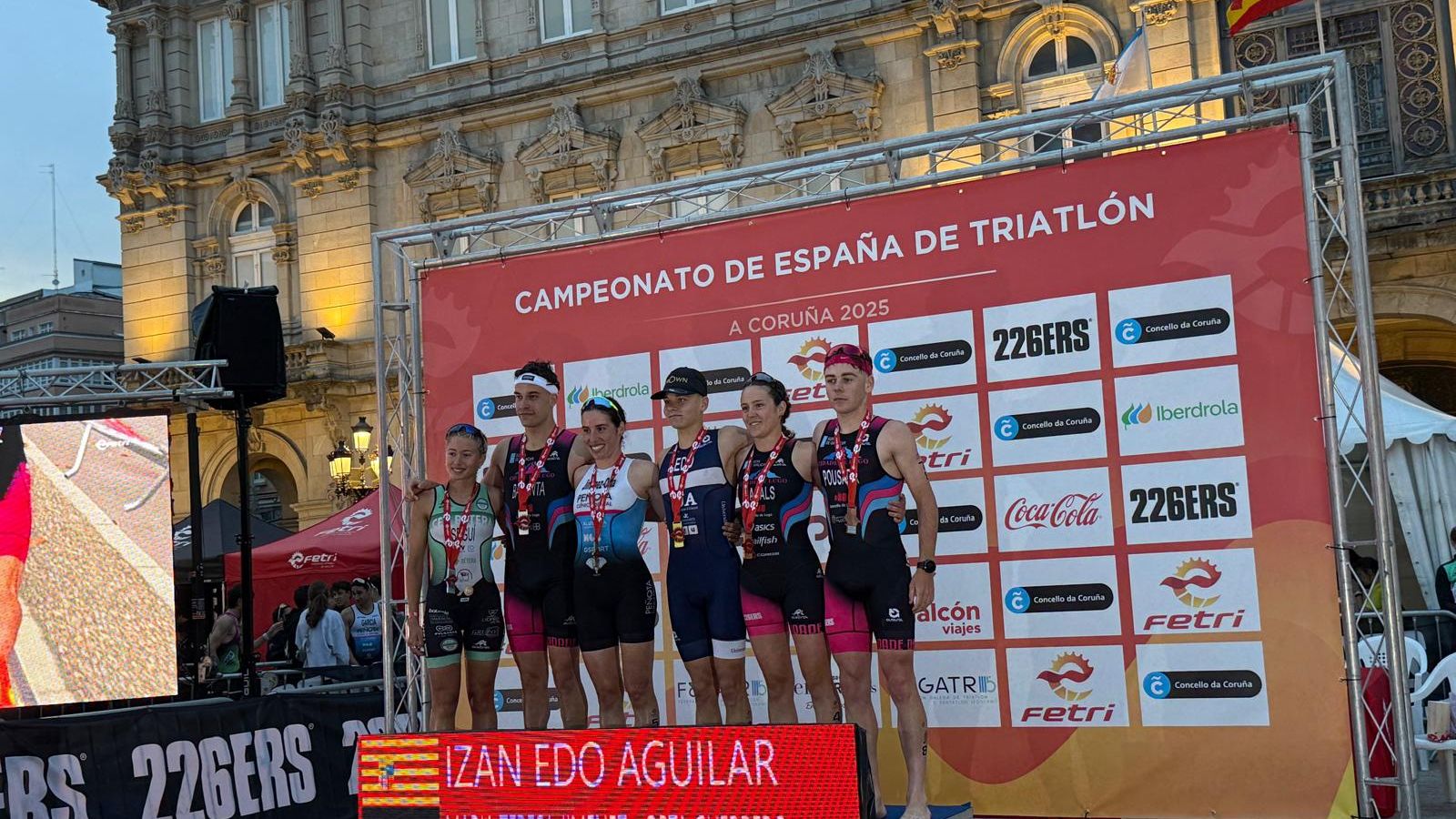 Maite, en los más alto del podio, tras haber quedado primera en la competición