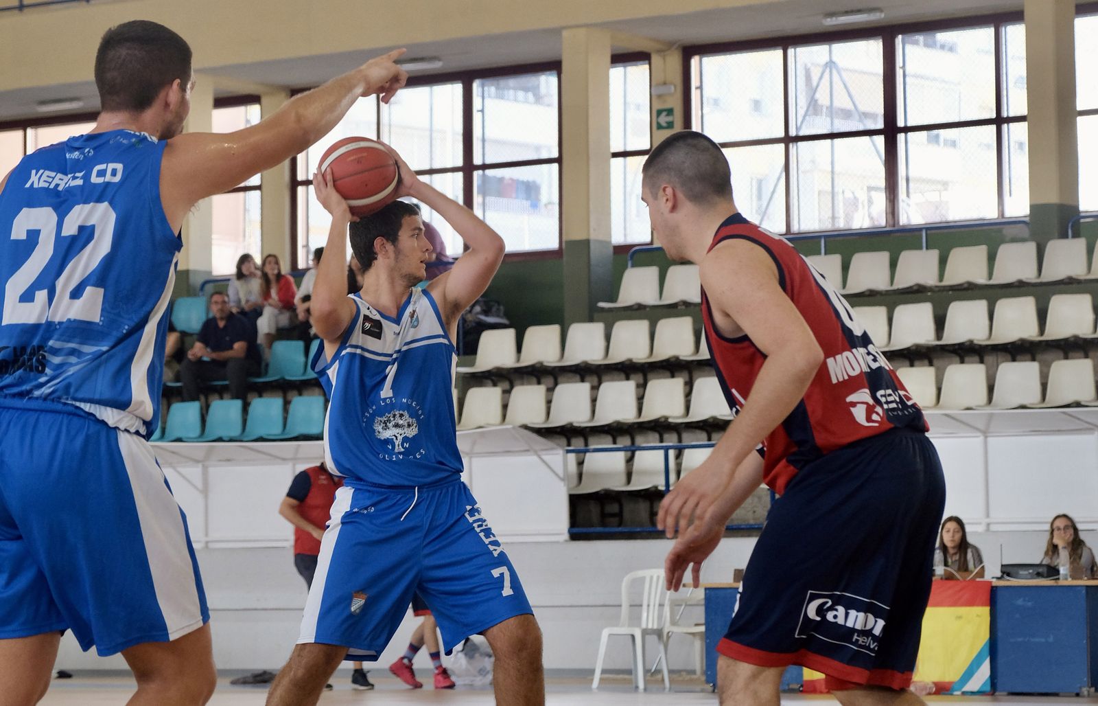 Sasha Allas anotó 18 puntos en la derrota de los azulinos.