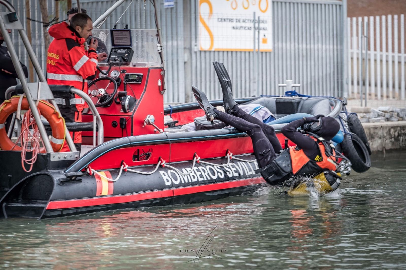 El sargento Mariano Arcos, al timón de una embarcación.