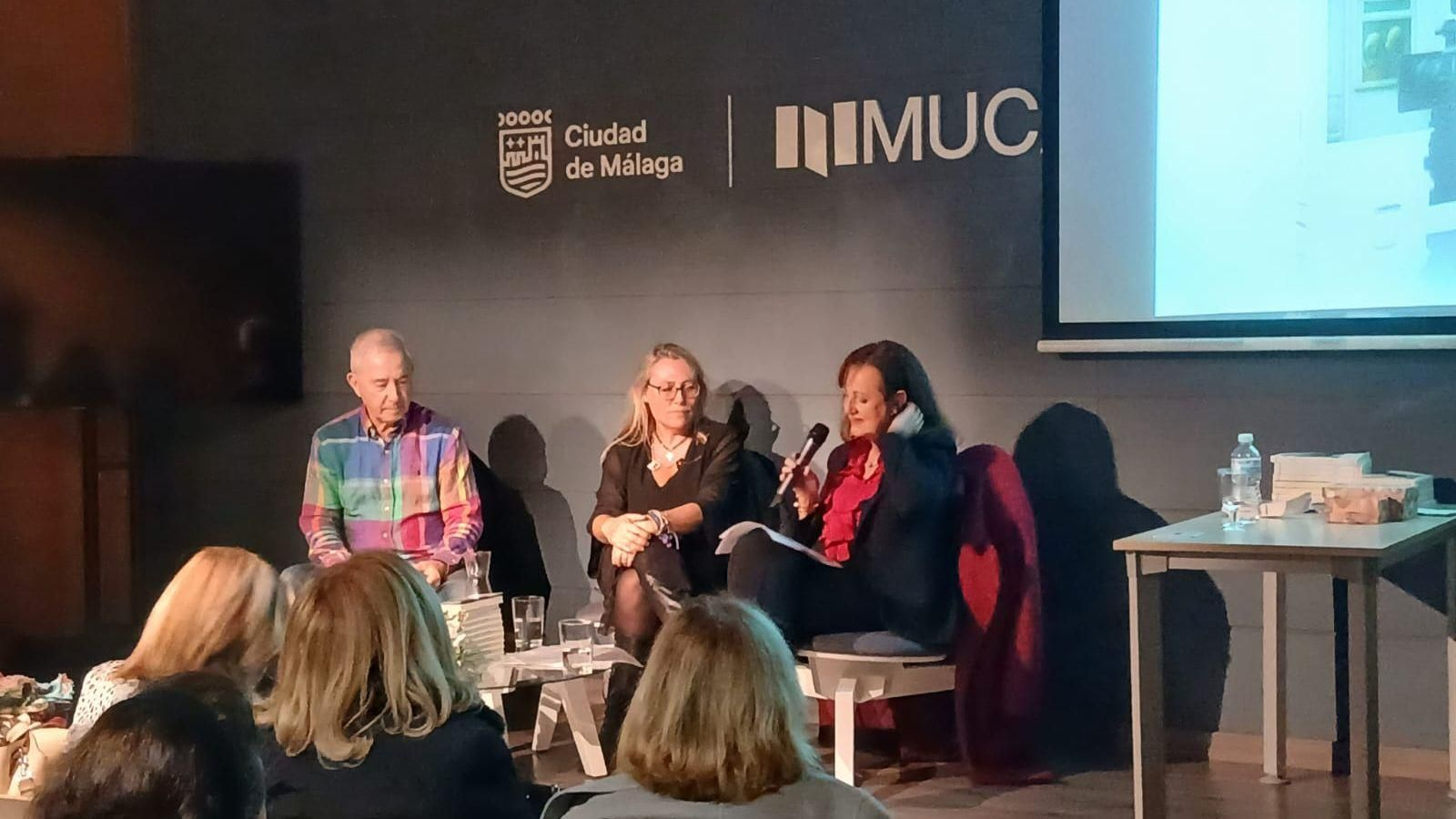 Paloma Ruiz presentando su primera novela en el MUCAC de Málaga