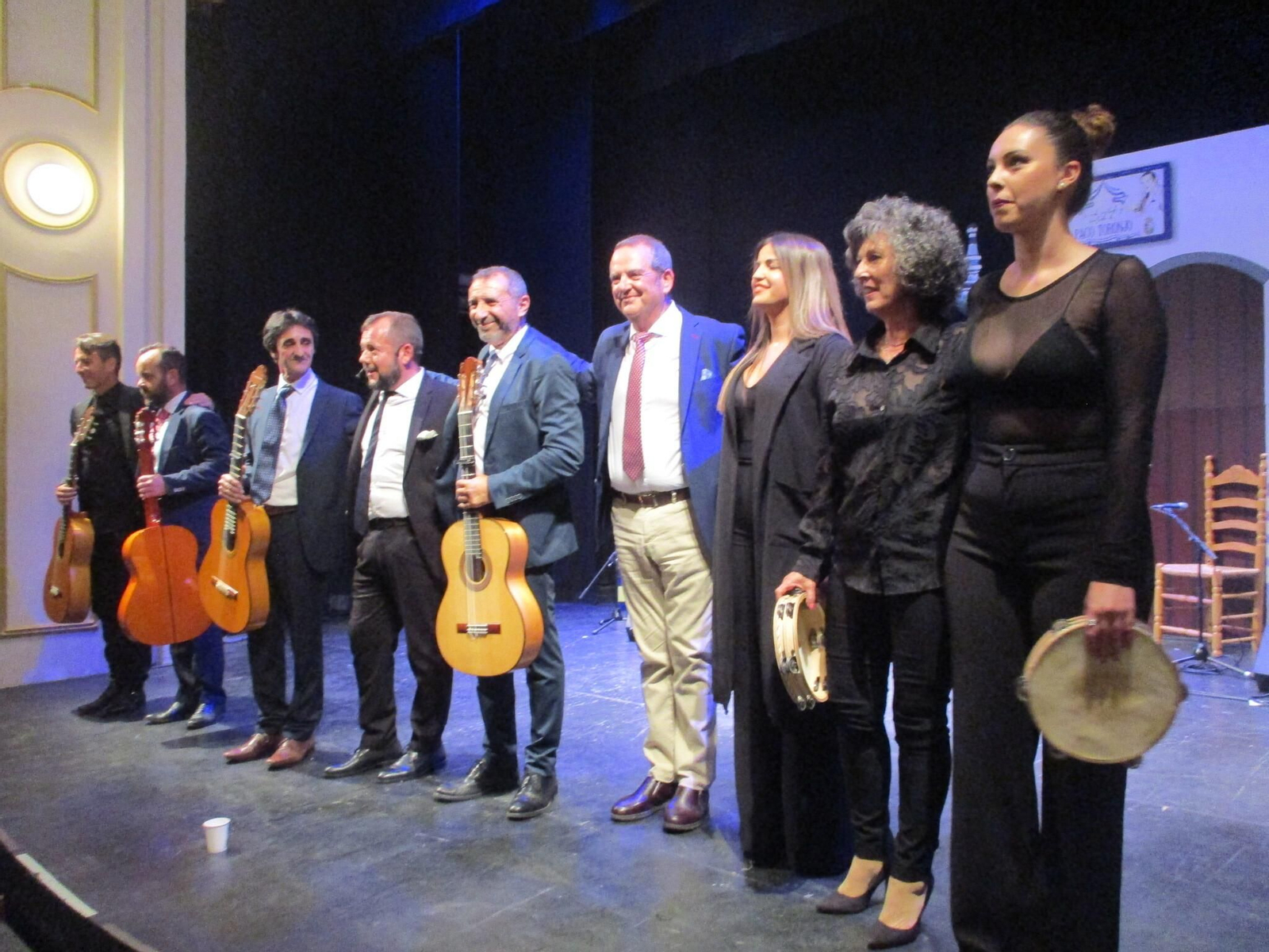 Jeromo Segura con los componentes de su espectáculom flamenco: los coros, cuatro guitarras y tres panderetas saludan al público