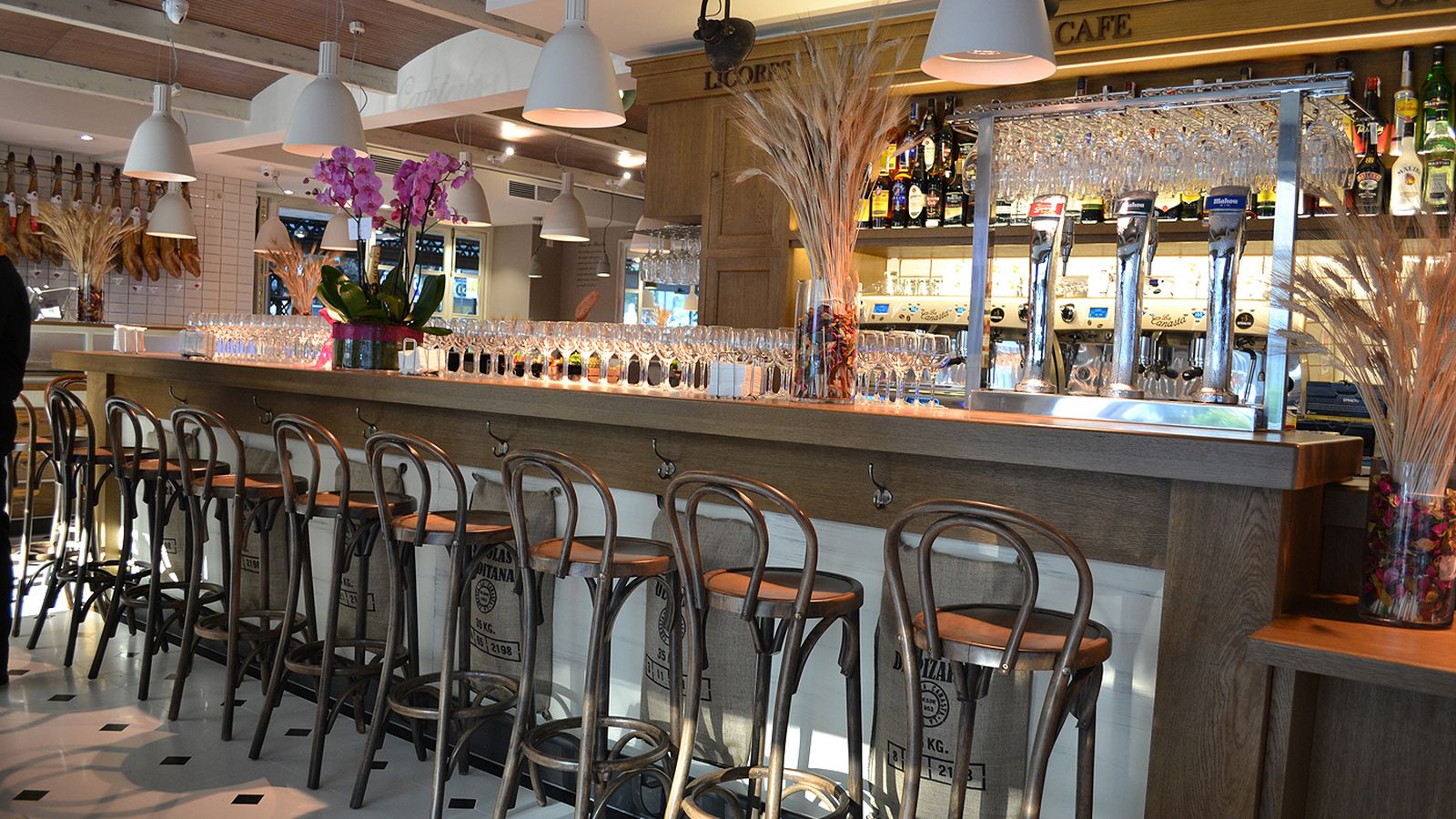 Interior de un establecimiento de la cadena La Canasta.