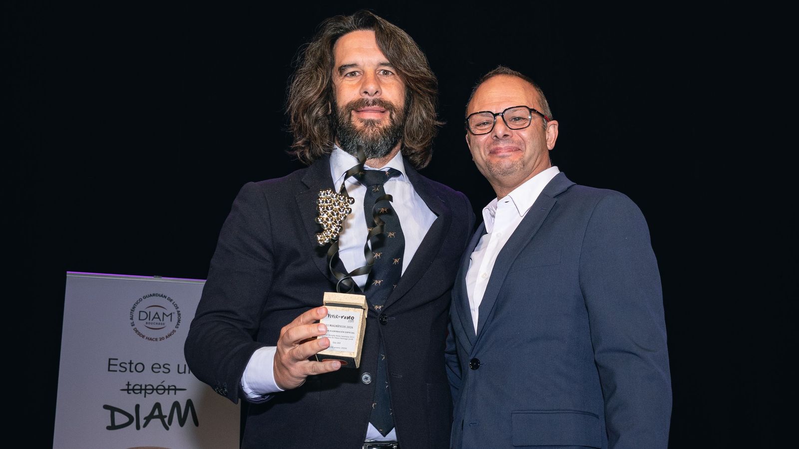 El enólogo jerezano Santiago Jordi con el premio que distingue a uno de sus vinos de pasto como uno de los 11 Magníficos de 2026.