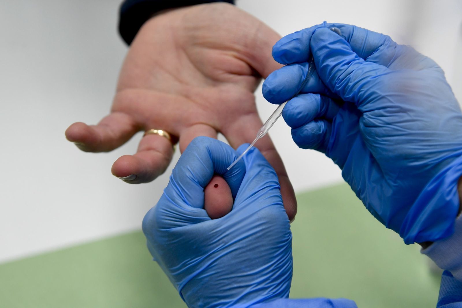 Un sanitario toma una muestra para realizar una prueba del Covid-19.