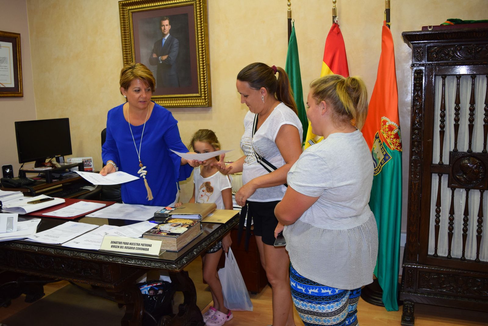 La alcaldesa de Gádor hace entrega de los bonos.
