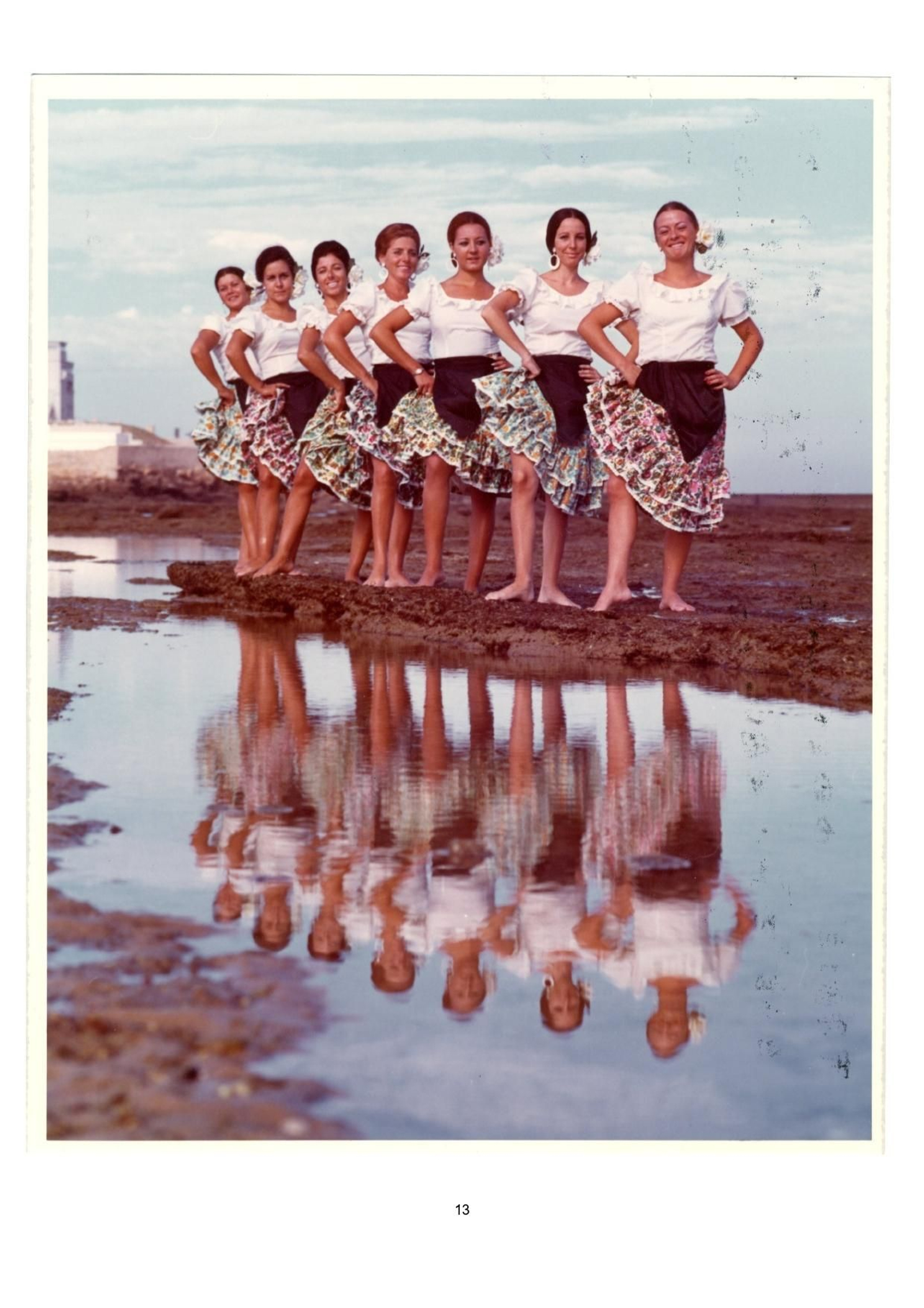Grupo de danza posando en La Caleta.