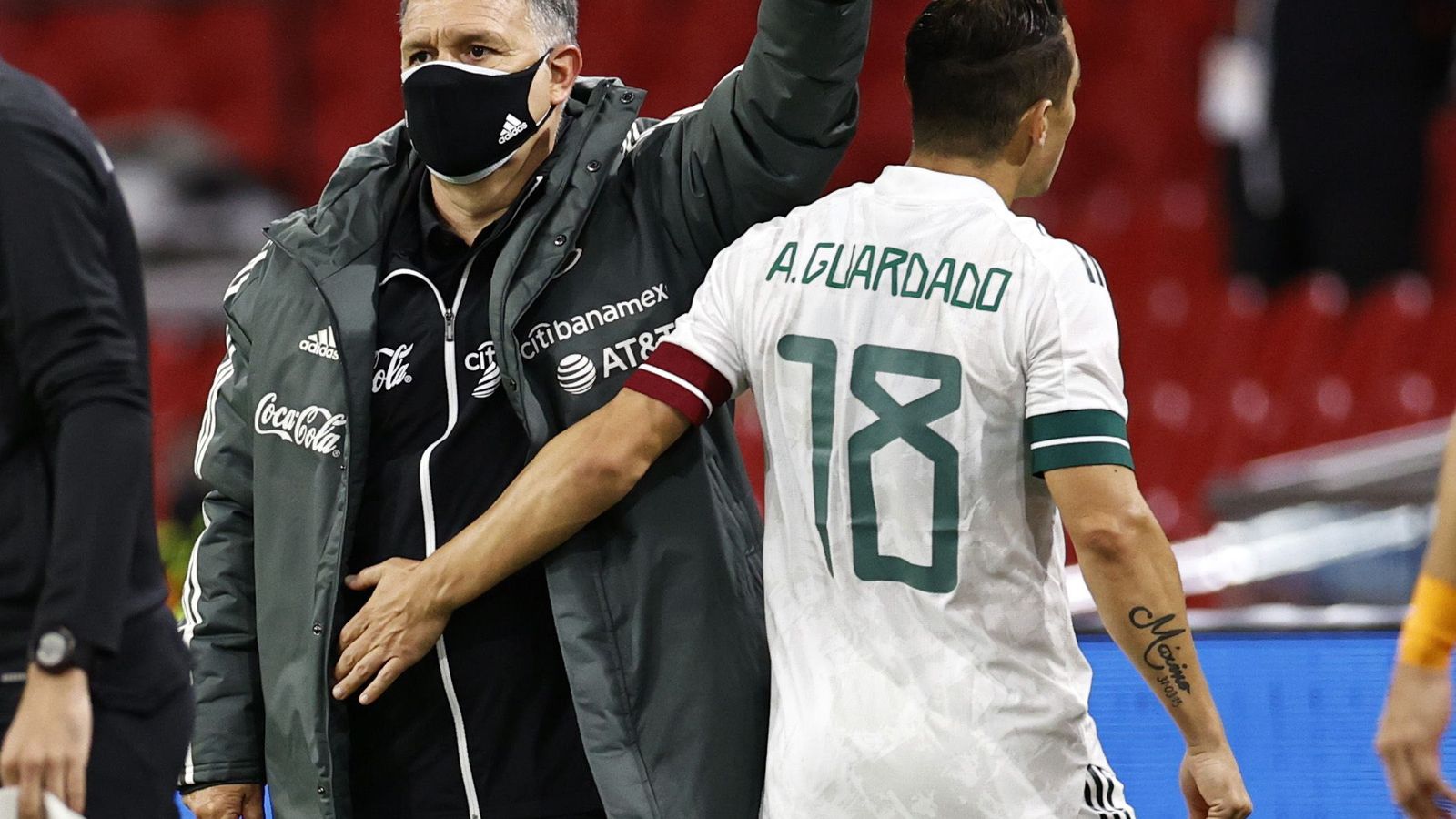 El seleccionador mexicano Gerardo Martino saluda a Guardado.