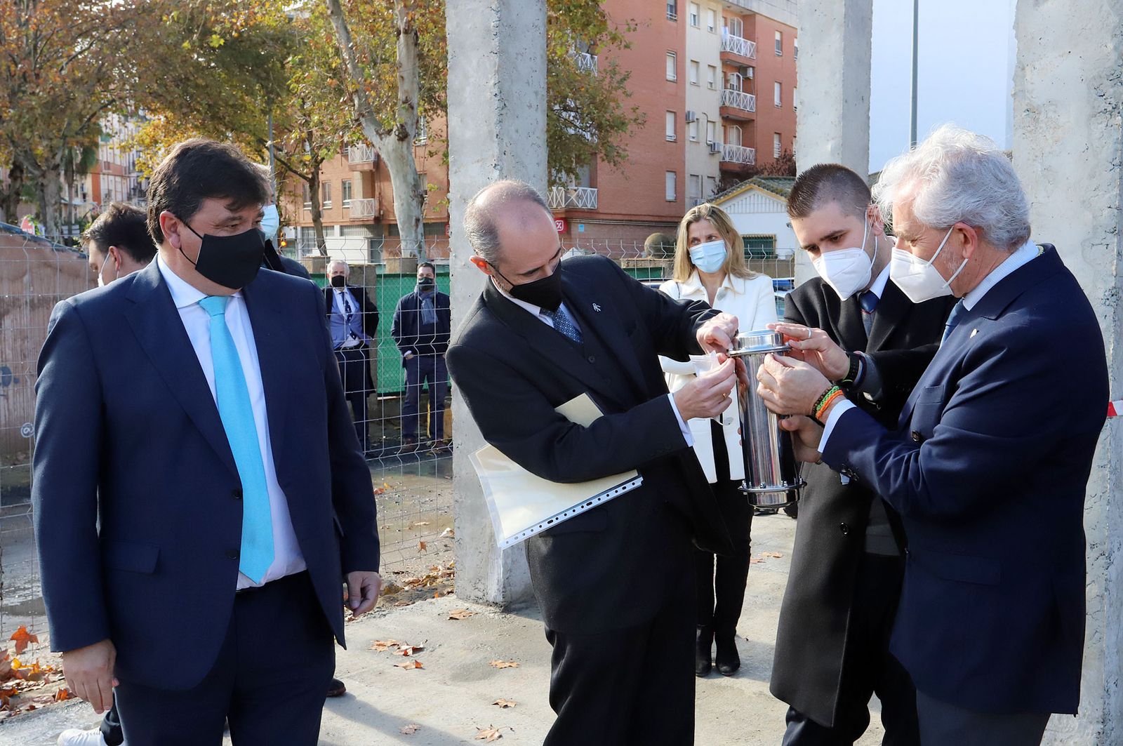 El Obispo de Huelva, Santiago Gómez, coloca la primera piedra de la nueva parroquia de Cristo Sacerdote, en imágenes
