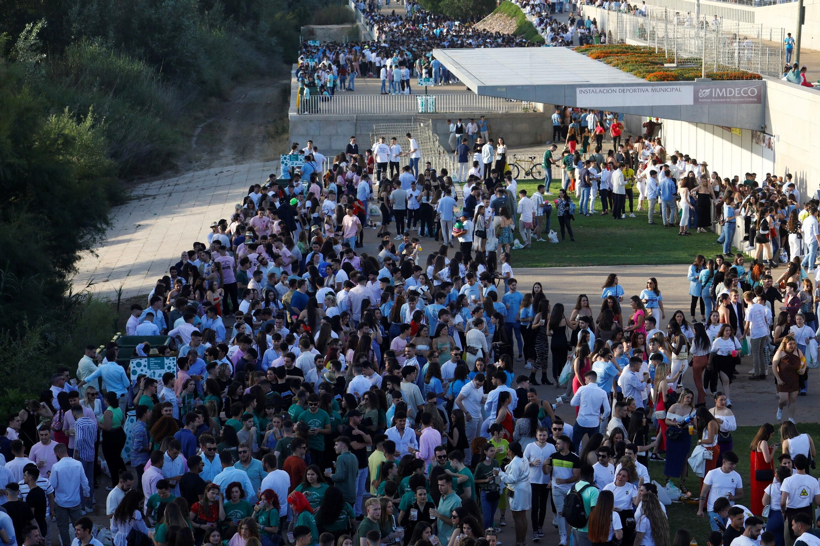 El clásico botellón del Miércoles de la Feria de Córdoba, en imágenes