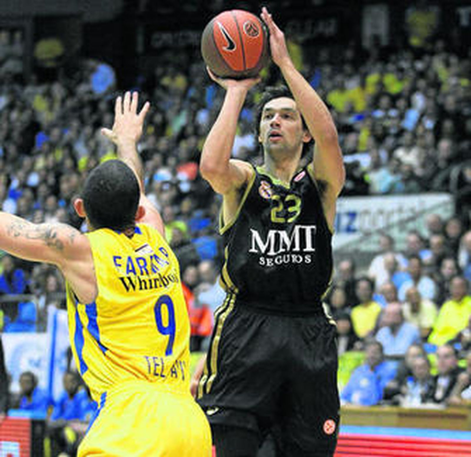 Sergio Llull lanza a canasta ante la oposición de Jordan Farmar.