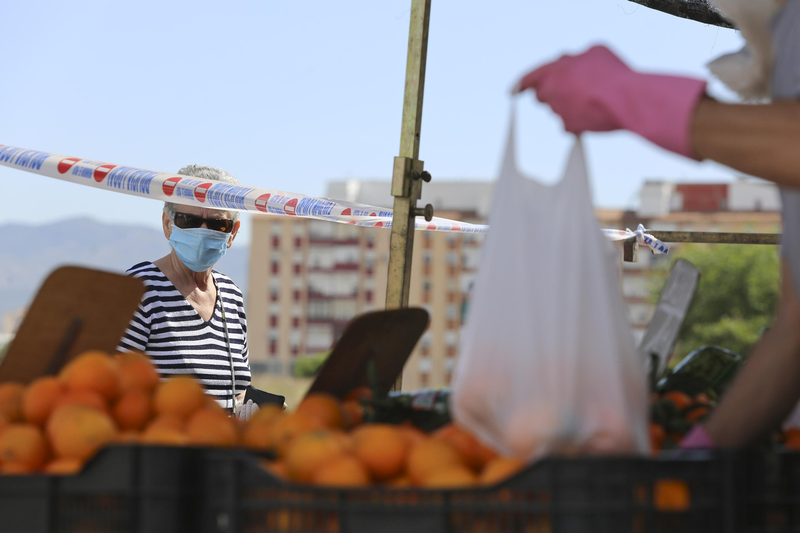 Las fotos del mercadillo de Huelin, en Málaga, en su primer día de desescalada