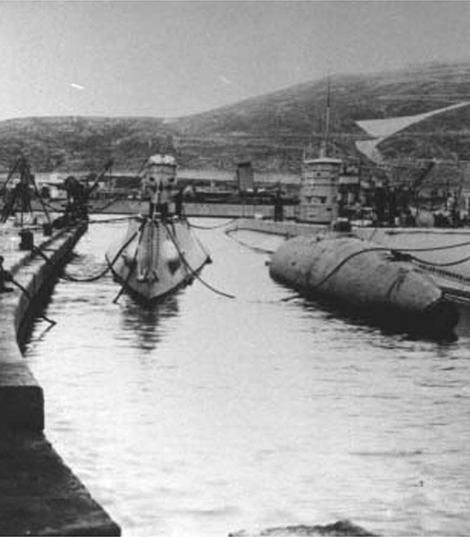 El último viaje del peral. Imagen histórica del submarino tomada a su llegada al puertde Cartagena desde el Arsenal de La Carraca en 1928. El buqucontinúa expuesto en la ciudad murciana hoy en día El último viaje del peral. Imagen histórica del submarino tomada a su llegada al puertde Cartagena desde el Arsenal de La Carraca en 1928. El buqucontinúa expuesto en la ciudad murciana hoy en día