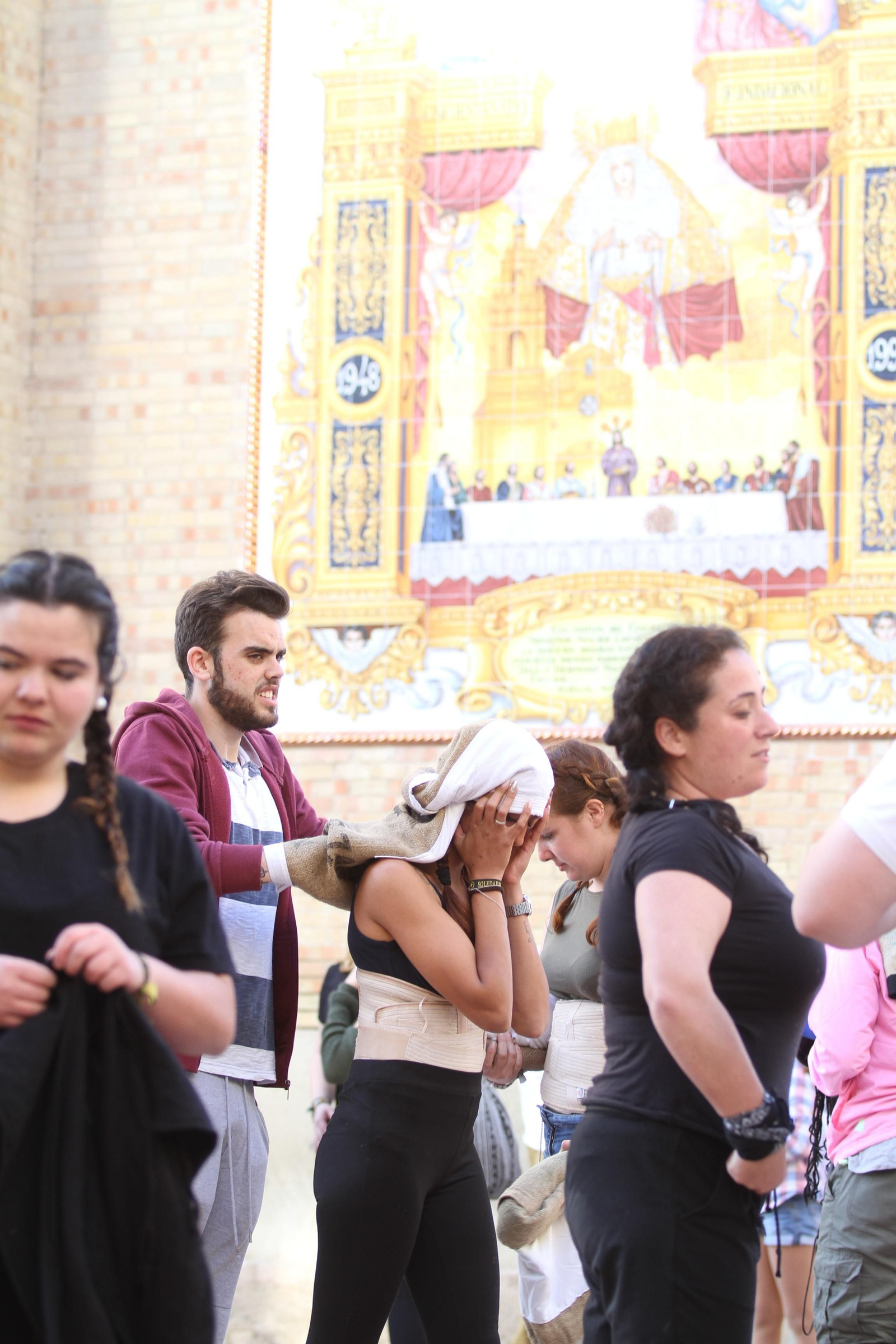 El ensayo de la cuadrilla de mujeres de la Hermandad del Santo Entierro, en imágenes