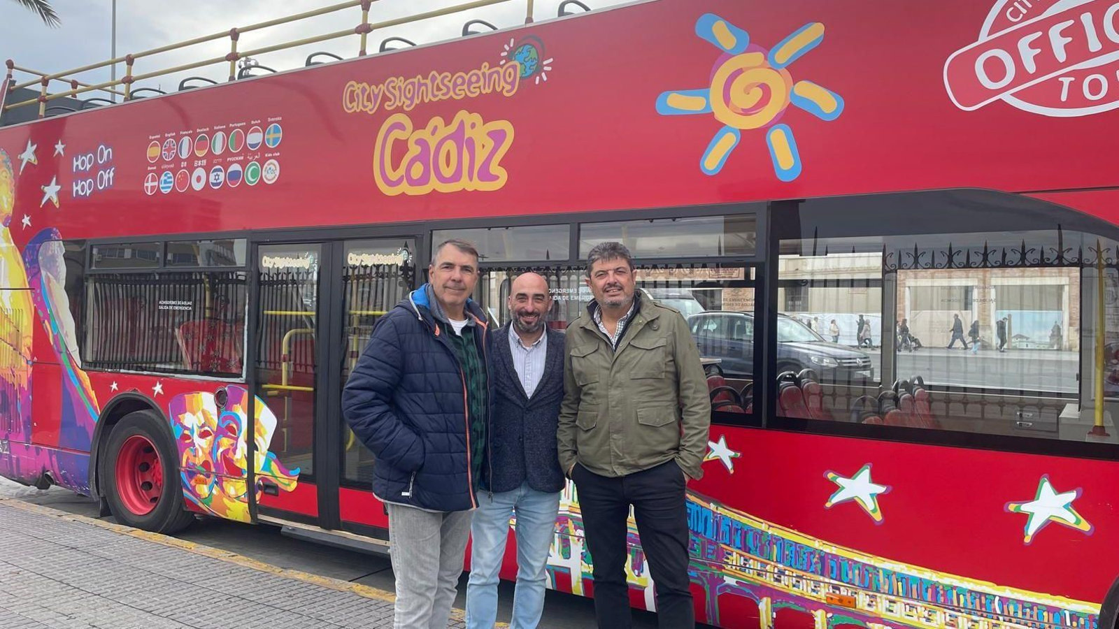 De izquierda a derecha Mario Rodríguez, Jaime Ruiz (City Sightseeing Cádiz) y Francis Sevilla Pecci.