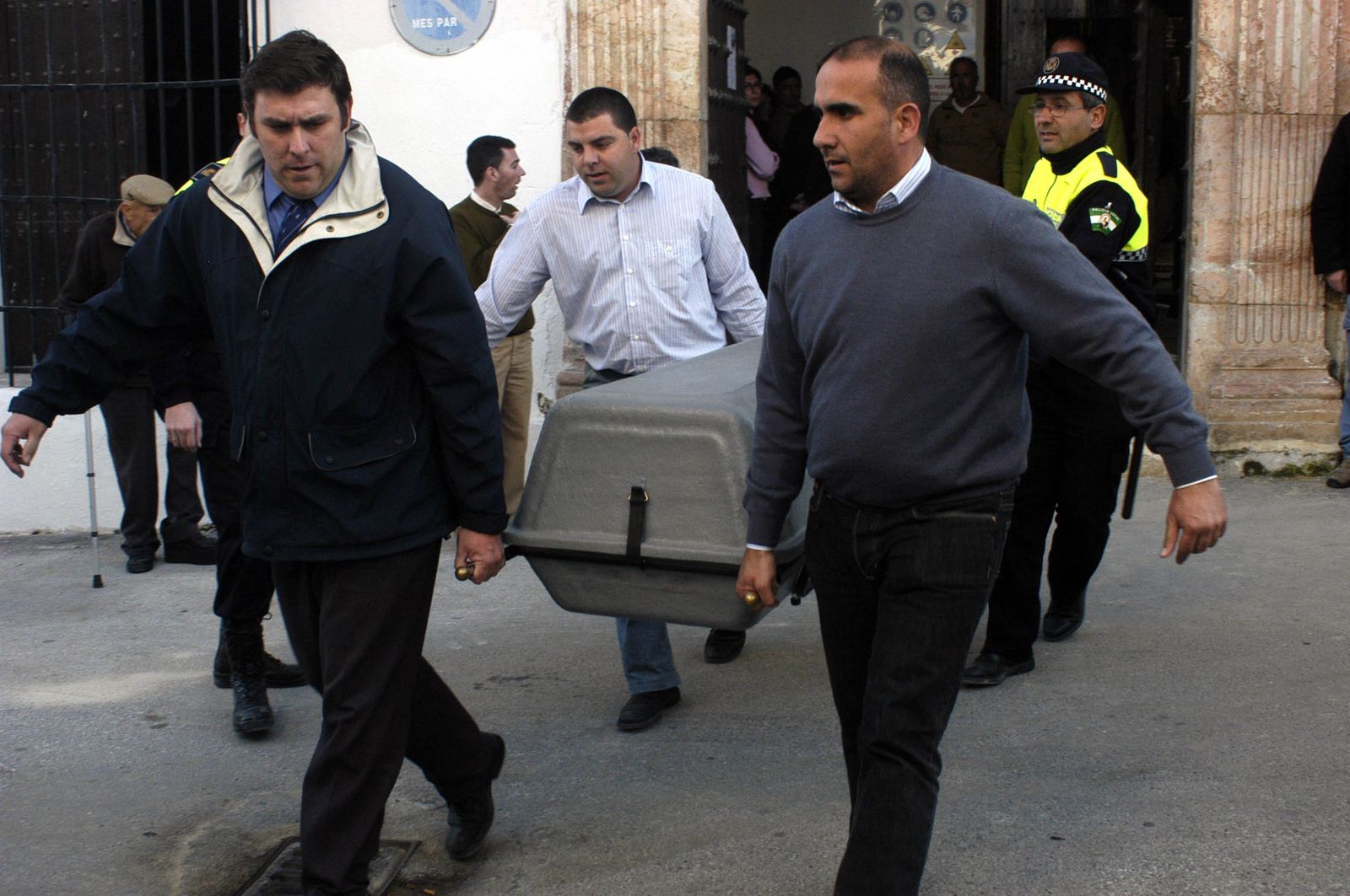 Momento en el que el cadáver del profesor fue sacado de la escuela, en 2008.