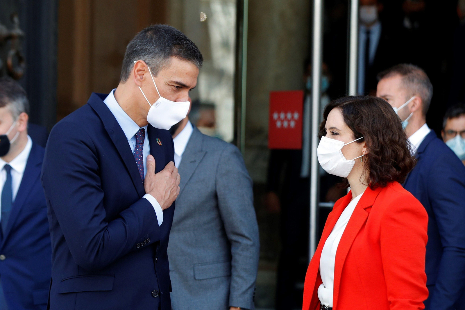 El presidente del Gobierno, Pedro Sánchez,  y la presidenta de la Comunidad de Madrid, Isabel Díaz Ayuso, el pasado 21 de septiembre tras su reunón.