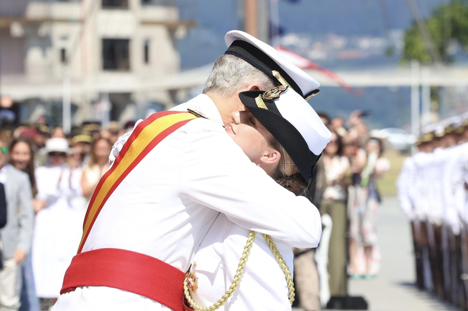 La princesa Leonor termina su formación en la Armada recibiendo de manos de su padre la Cruz al Mérito Naval
