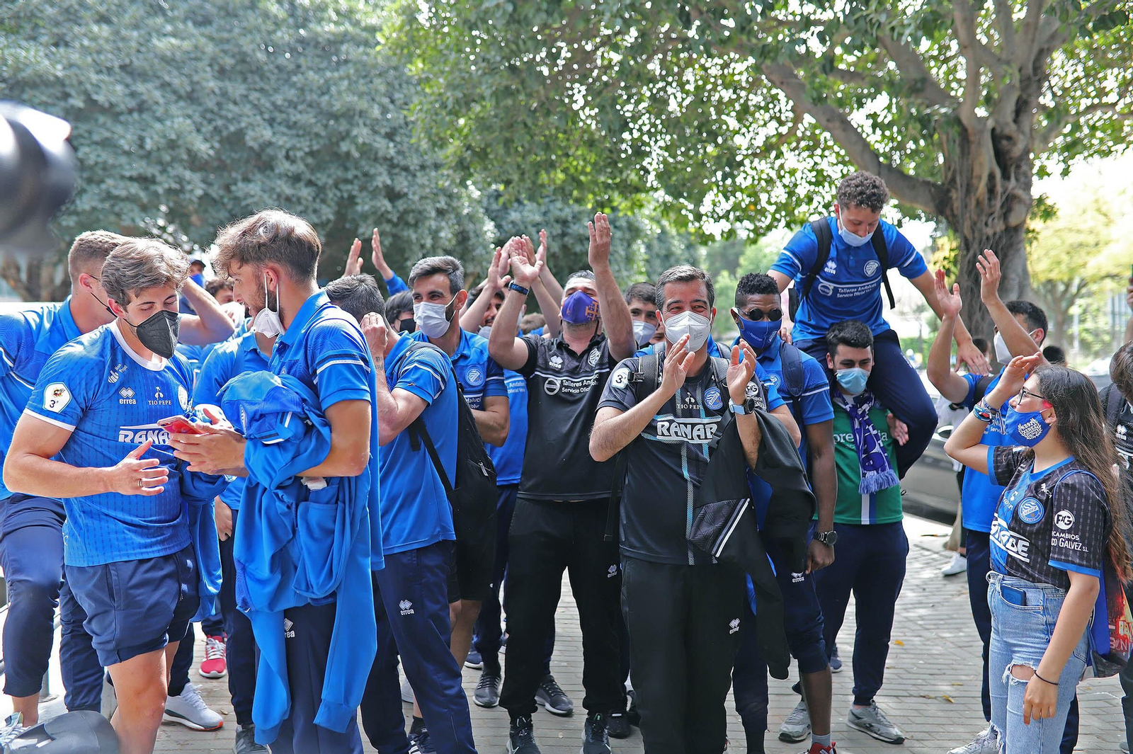 Así ha sido el recibimiento de la afición del Xerez DFC al campeón del grupo.