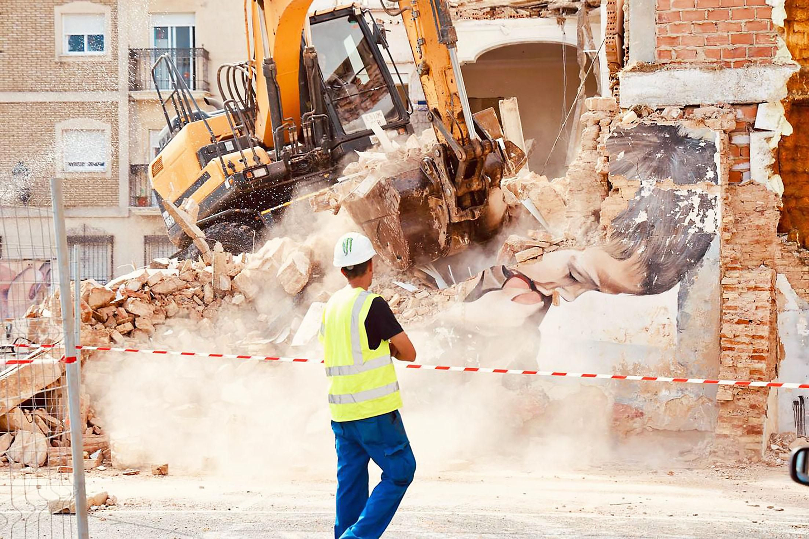 Imágenes del derribo de la calle Jesús del Calvario con el grafiti de Pure Love de Manomatic
