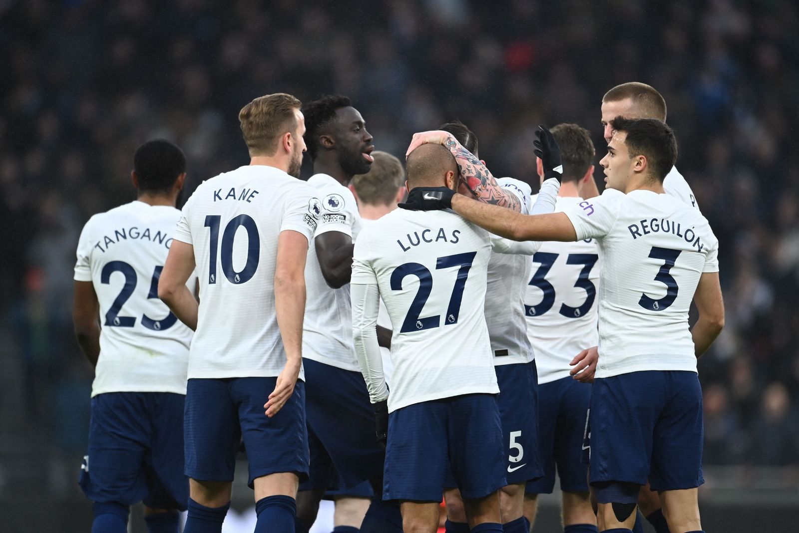 Jugadores del Tottenham se abrazan tras anotar un gol esta temporada.