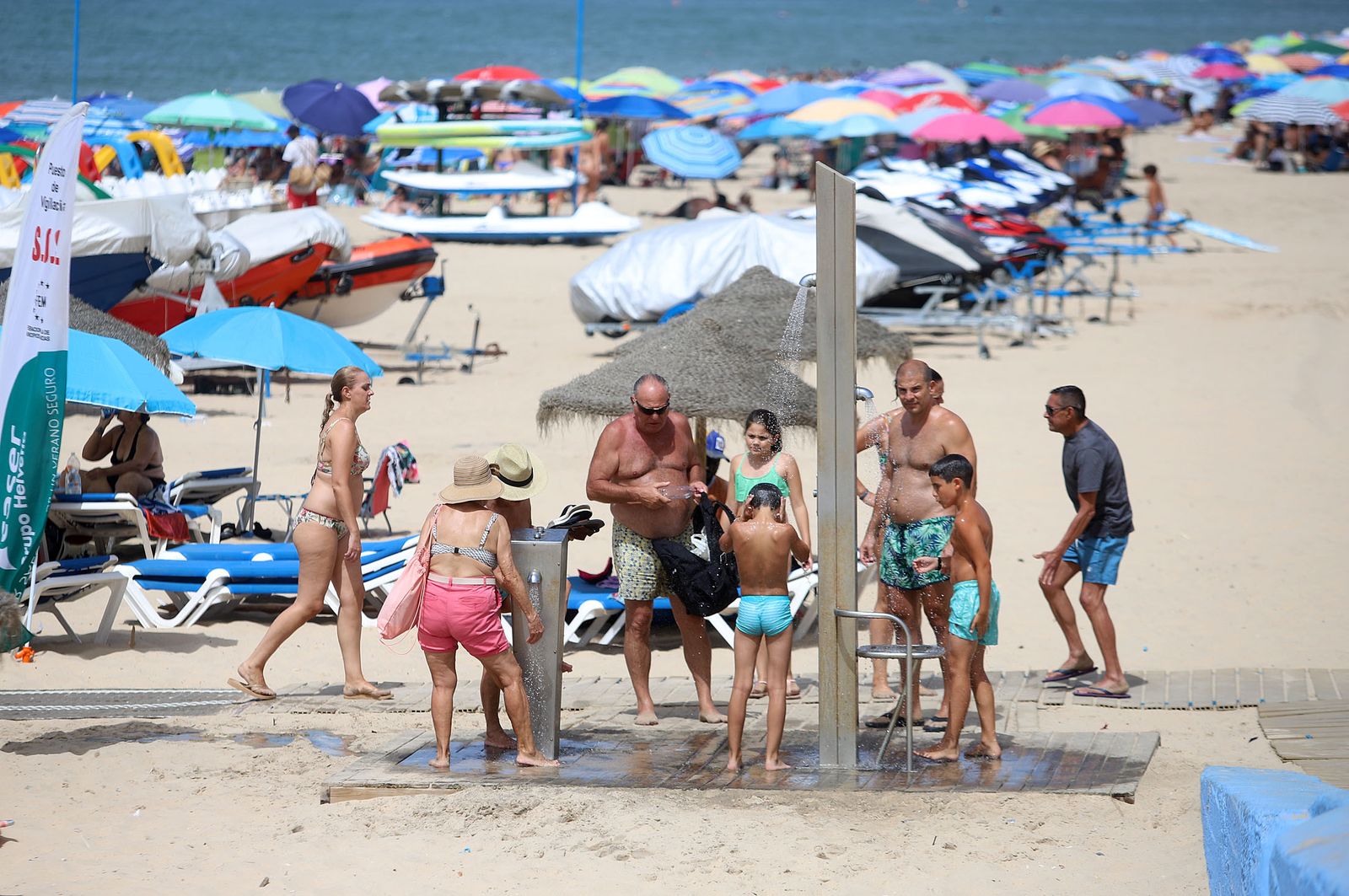 Imágenes del caluroso fin de semana en las playas de Huelva