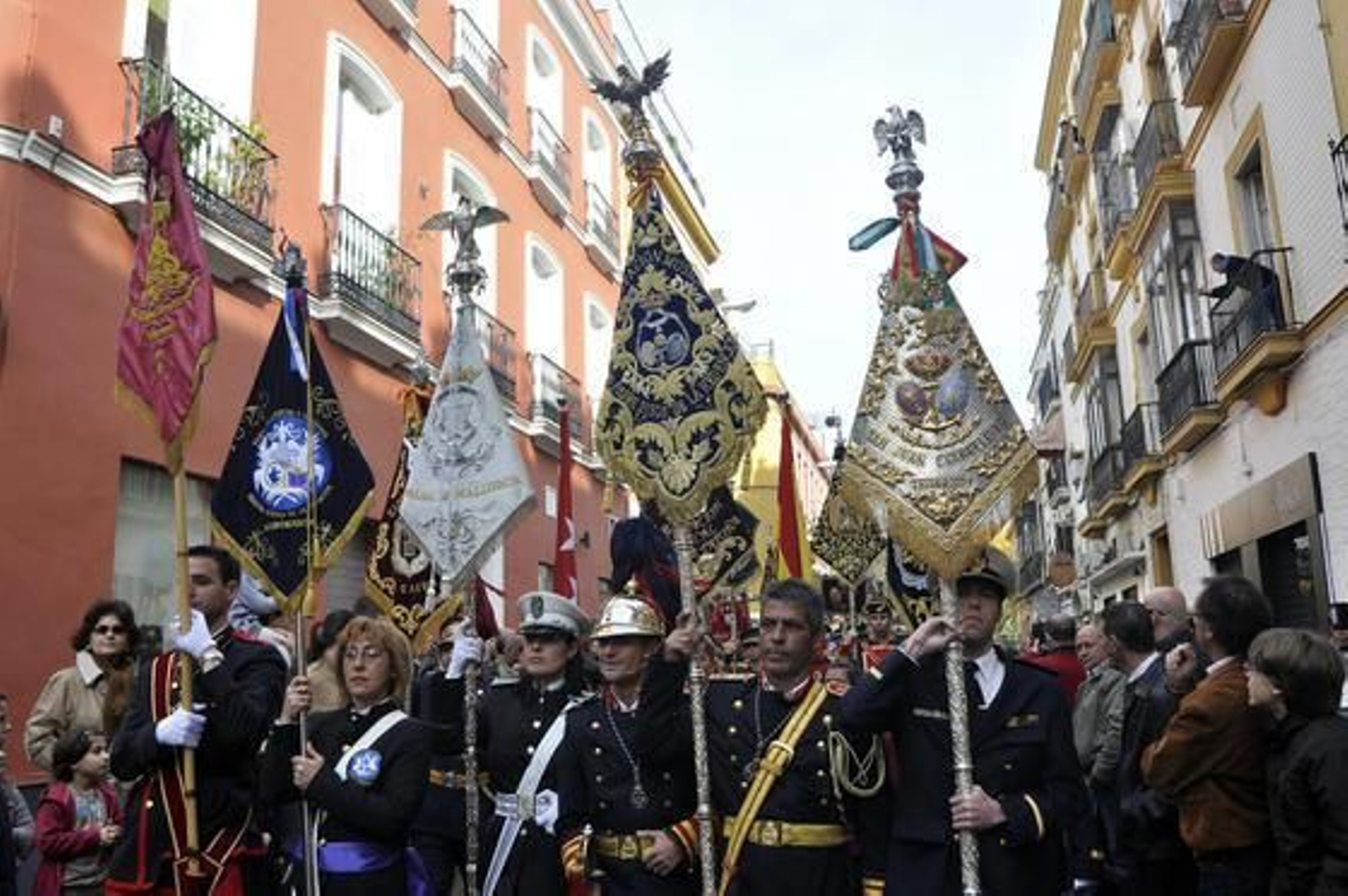 Los estandartes de las 70 bandas son paseadas por las calles del centro. / Manuel Gómez