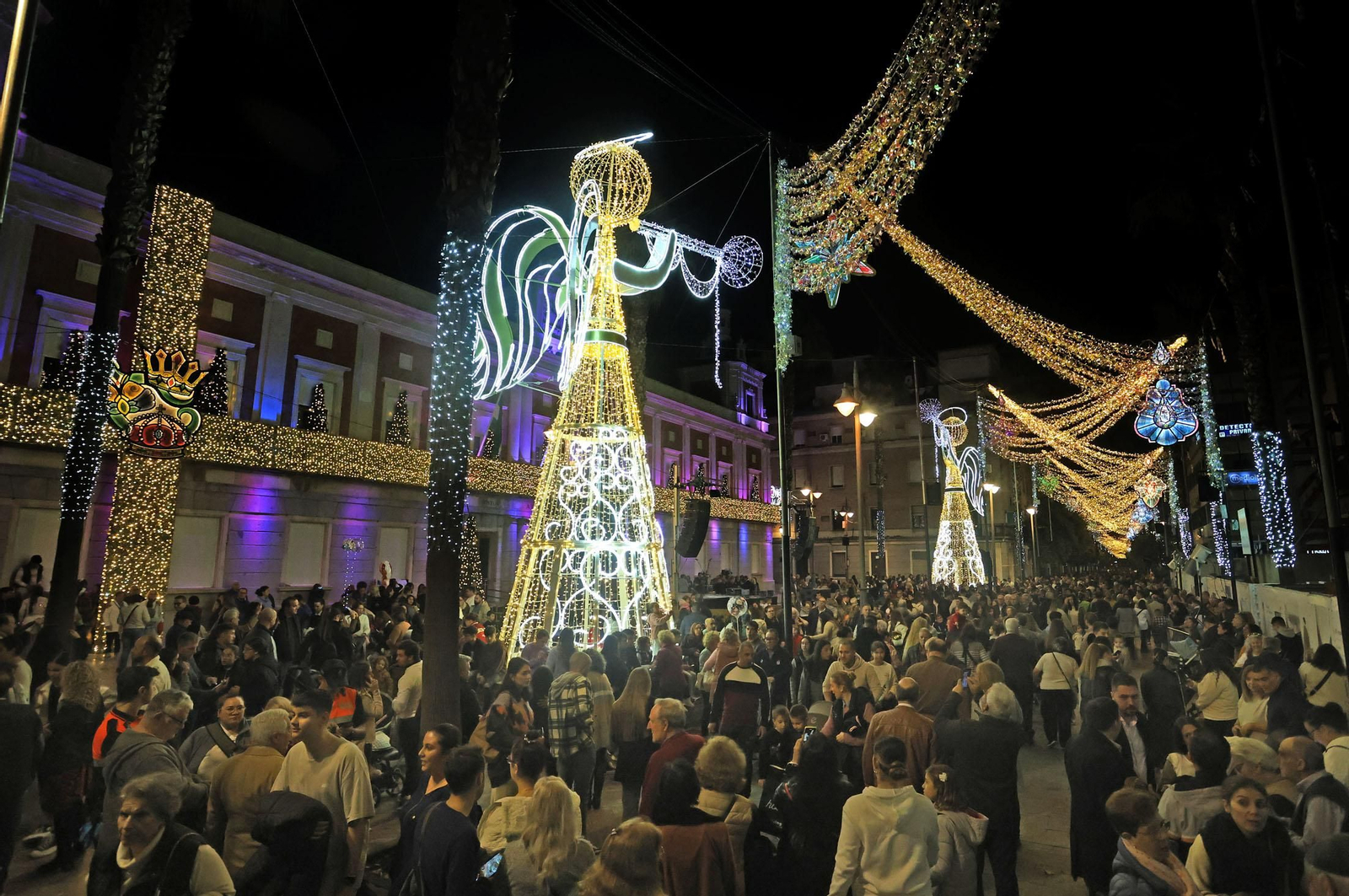 Imágenes de la nevada y alumbrado navideño en Huelva