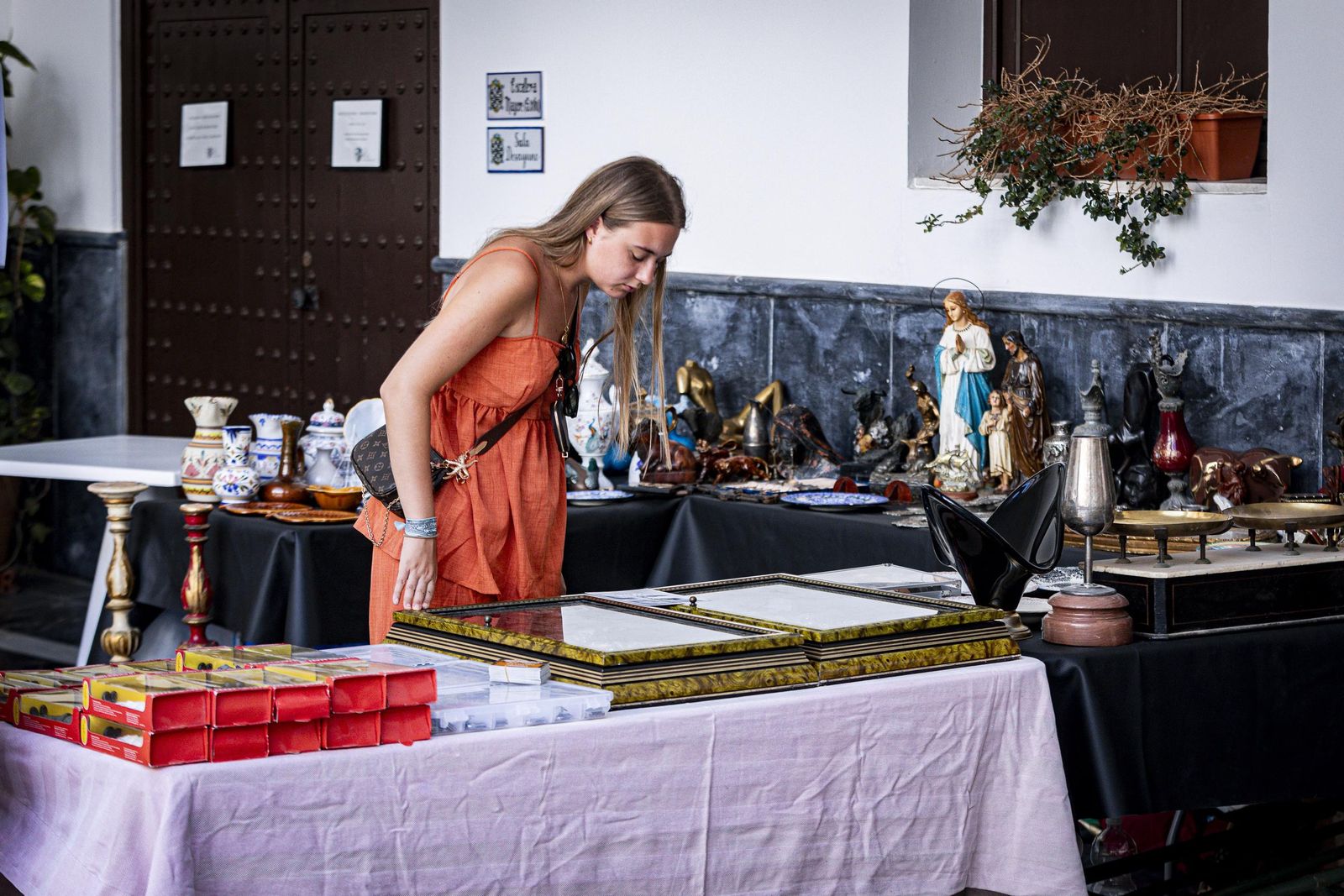 Imágenes del curioso mercadillo de antigüedades en el convento de Santo Domingo en Cádiz