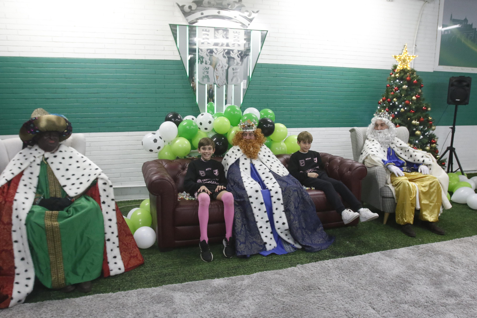 Los Reyes Magos en El Arcángel con la afición del Córdoba CF, en imágenes