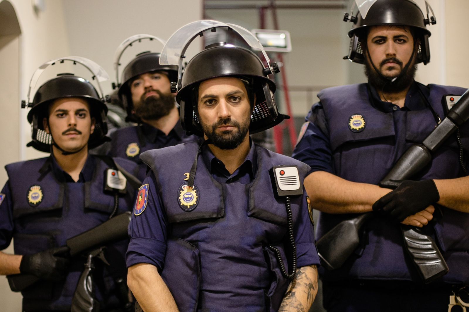 Antonio Álvarez, "Bizcocho" y varios miembros de su chirigota,  en los camerinos del teatro antes de la actuación.