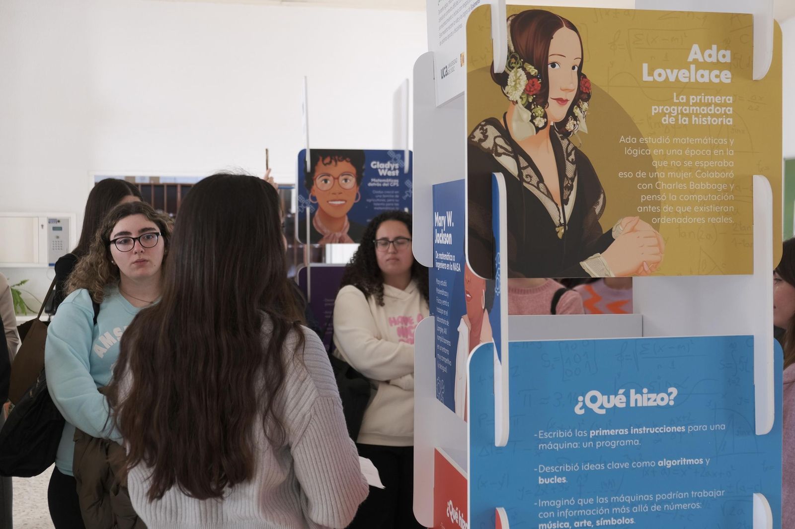 Alumnas en la inauguración de mujeres en la ciencia.