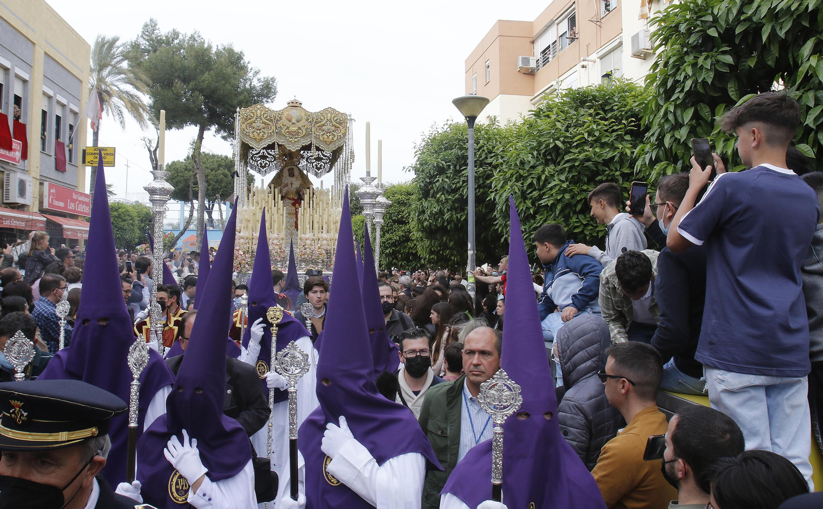 La Virgen del Amor recorriendo las calles del barrio de Pino Montano el pasado Viernes de Dolores.