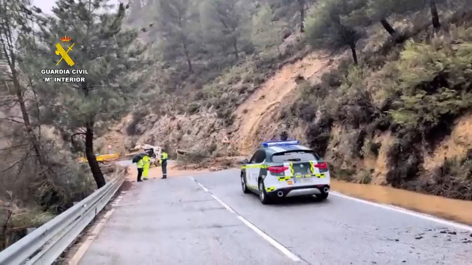 Desprendimiento en la carretera GR-3201 en Granada debido a las intensas lluvias de la borrasca Leonardo en Granada