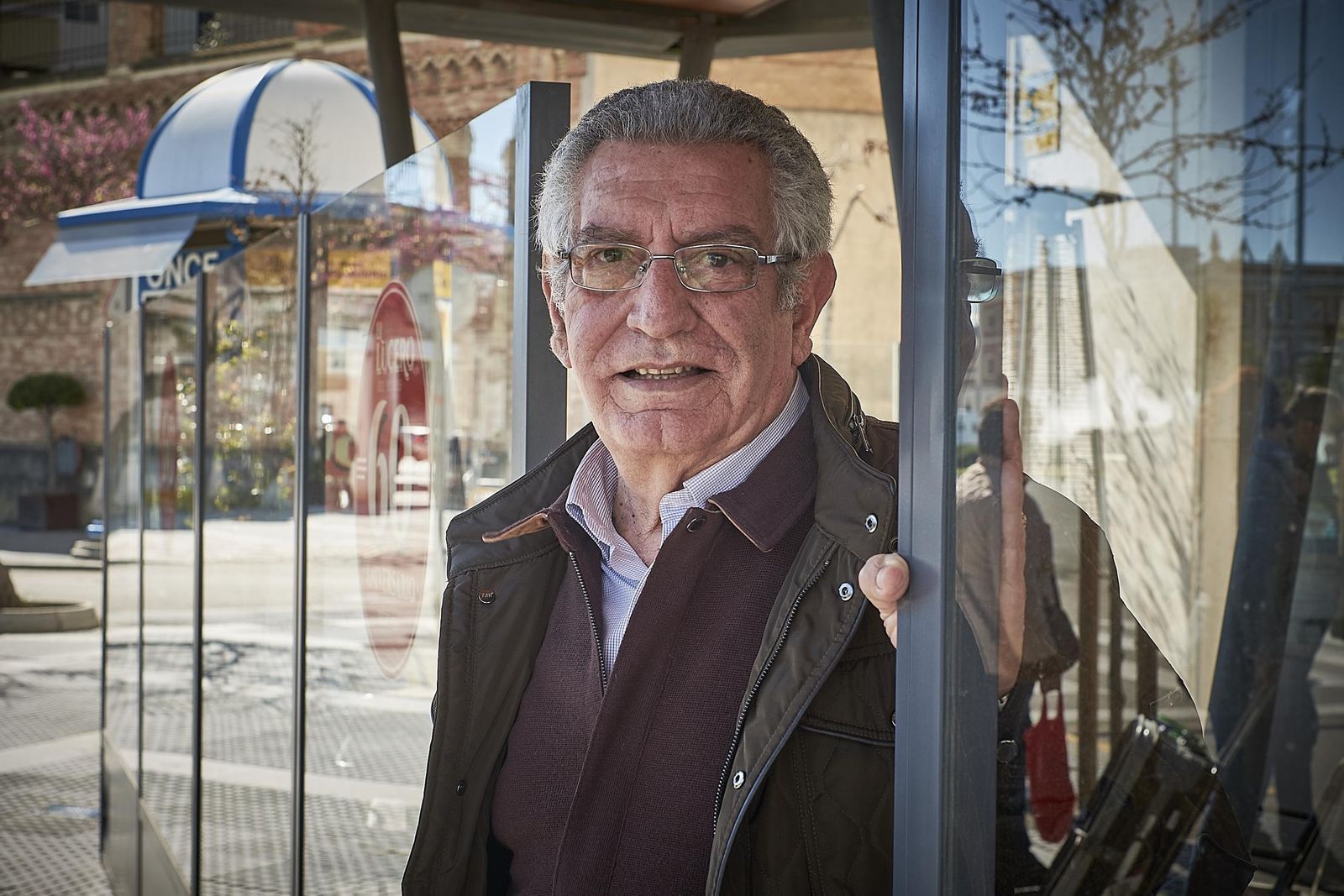 Lorenzo Jiménez en la puerta del Bar Lucero frente al muelle.